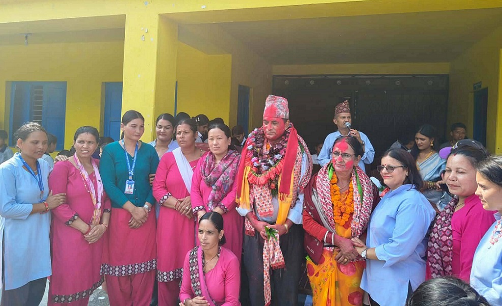 ३२ वर्ष शिक्षणपछि भावुक बिदाइः विद्यालयको चौरमा ढोग गर्दै अवकाश, विद्यार्थीले बाजागाजासहित घरसम्म पुर्‍याए