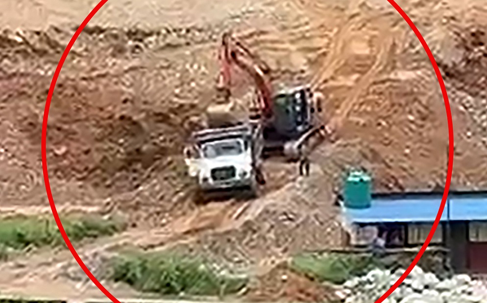 अवैध माटो उत्खननमा प्रयोग भएका स्काभेटर सहित ४ सवारी नियन्त्रण, ७५ हजार रुपैयाँ जरिवाना