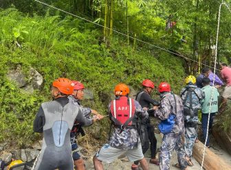 कास्कीको मोदीखोलाले मन्दिर र दुईवटा पुल बगायो, घान्दुक, अन्नूर्ण क्षेत्र जाने सडकमार्ग अवरुद्ध