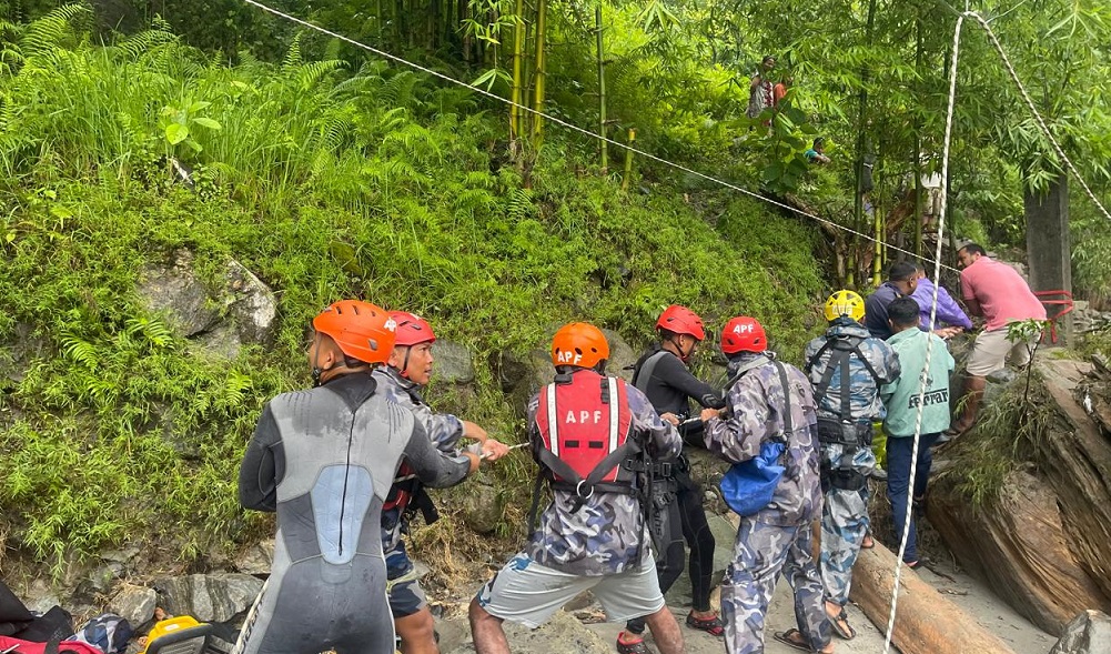 कास्कीको मोदीखोलाले मन्दिर र दुईवटा पुल बगायो, घान्दुक, अन्नूर्ण क्षेत्र जाने सडकमार्ग अवरुद्ध