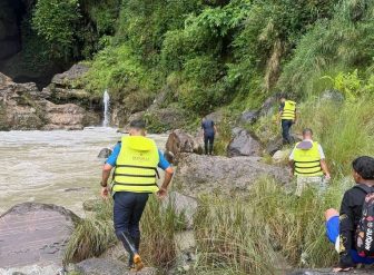 पोखराको बिजयपुर खोलामा बगेर २ बेपात्त, बेपत्ता हुने निक्सन र यमनको खोजी जारी