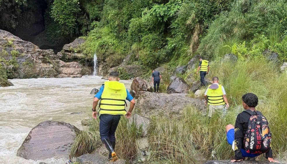 पोखराको बिजयपुर खोलामा बगेर २ बेपात्त, बेपत्ता हुने निक्सन र यमनको खोजी जारी