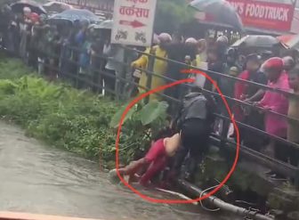 पोखरामा सडकको e]लले आमा–छोरीलाई बगायो
