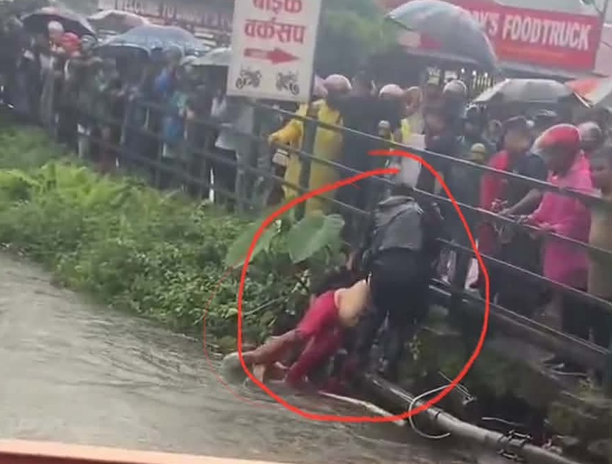 पोखरामा सडकको e]लले आमा–छोरीलाई बगायो