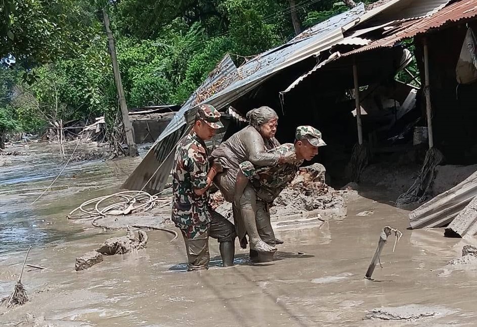 ड्याडिज् किचनद्वारा प्रधानमन्त्री राहत कोषमा १ लाख ११ हजार सहयोग