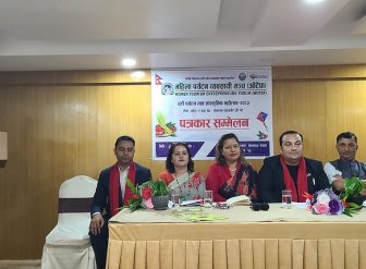 ‘टीका, जमरा र चङ्गा चेटः पोखरामा पर्यटकसँग दशैँ भेट’