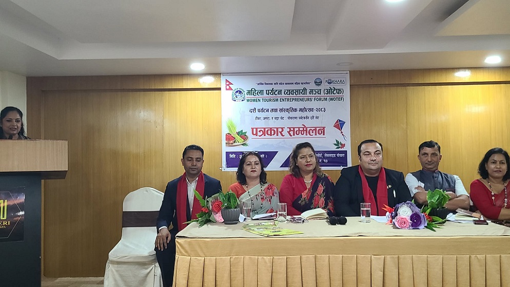 ‘टीका, जमरा र चङ्गा चेटः पोखरामा पर्यटकसँग दशैँ भेट’