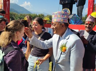 पोखरामा पर्यटकले लगाए रातो टीका र कानमा जमरा, पर्यटक दंग