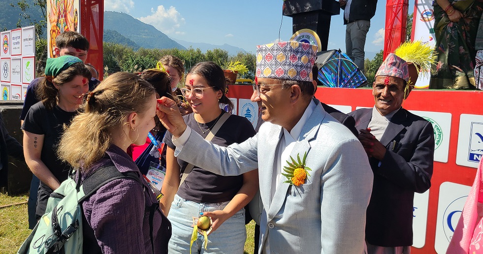 पोखरामा पर्यटकले लगाए रातो टीका र कानमा जमरा, पर्यटक दंग