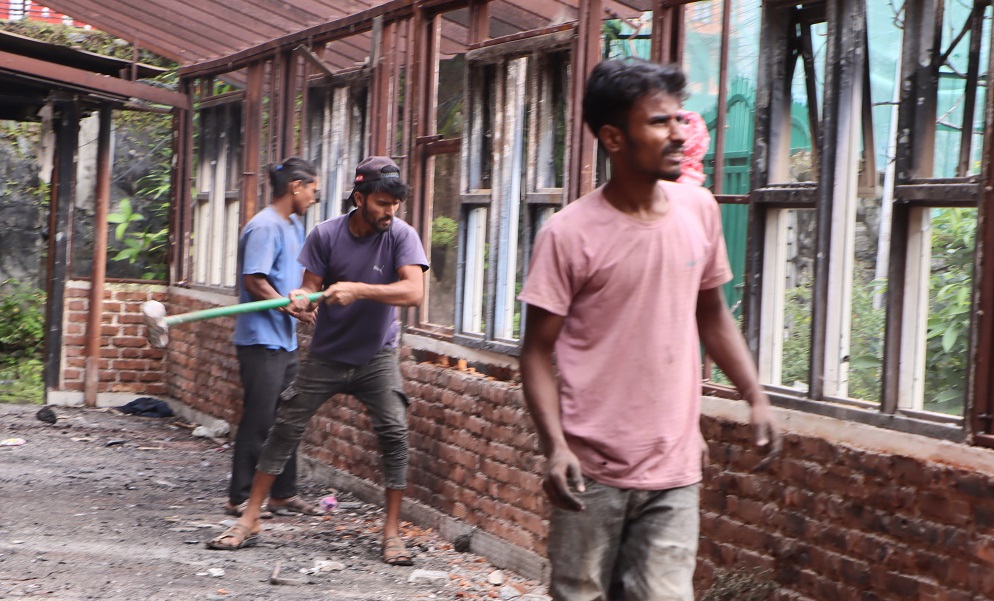 जेन्जी आन्दोलनमा जलेको पोखरा महानगरको भवन भत्काउन सुरु